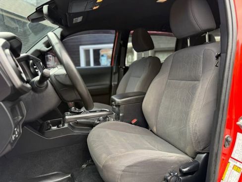 Used 2018 Toyota Tacoma TRD Sport image 11