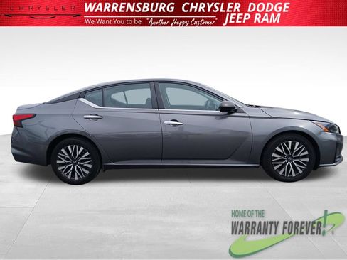 Used 2024 Nissan Altima 2.5 SV FWD image 2