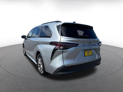 Used 2023 Toyota Sienna XLE FWD image 9