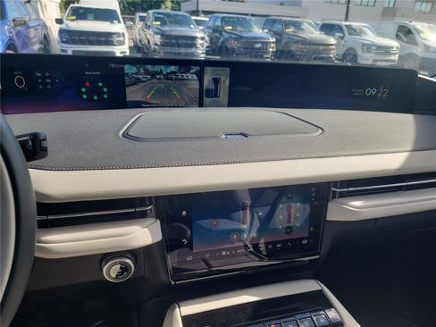 New 2026 Lincoln Navigator Premiere AWD/4WD image 32