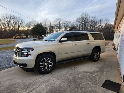 Used 2015 Chevrolet Suburban LT image 4