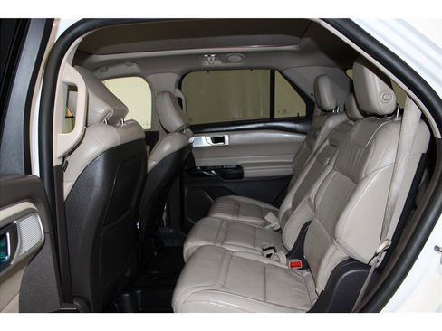 Used 2020 Ford Explorer Platinum w/ Premium Technology Package image 13