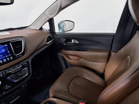 Used 2017 Chrysler Pacifica Limited FWD image 24