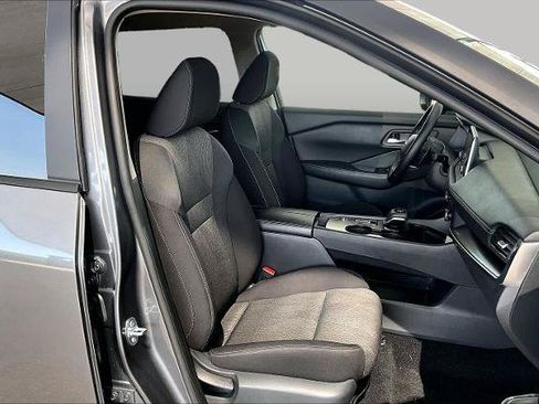 Certified 2025 Nissan Rogue SV FWD image 9