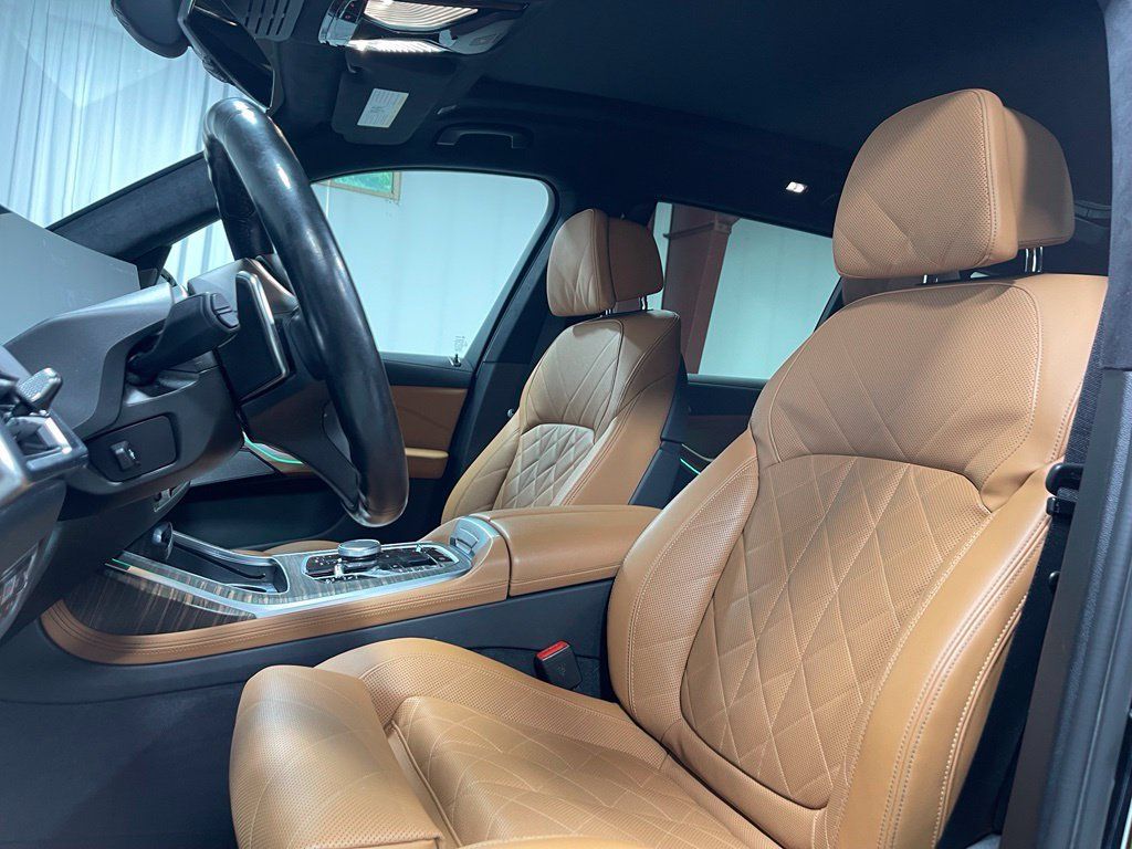 Used 2023 BMW X7 xDrive40i w/ M Sport Package AWD/4WD image 22