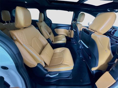 Used 2023 Chrysler Pacifica Pinnacle image 24