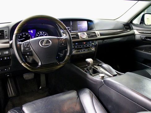 Used 2013 Lexus LS 460 AWD w/ Comfort Pkg image 4