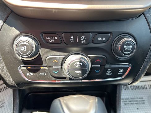 Used 2018 Jeep Cherokee Limited image 16