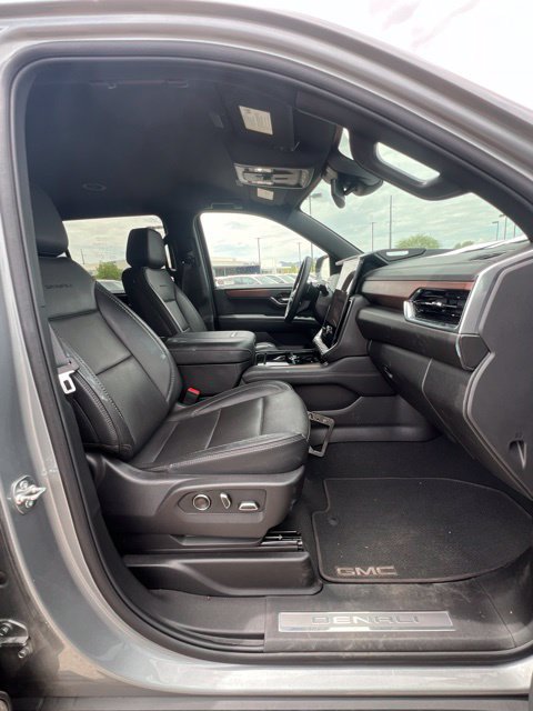 Used 2025 GMC Yukon XL Denali AWD/4WD image 34
