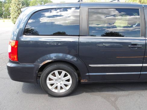 Used 2013 Chrysler Town & Country Touring FWD image 33