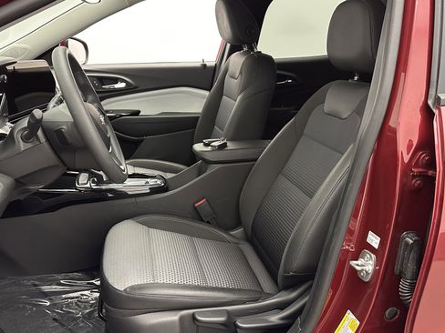 Used 2025 Chevrolet Trax LT FWD image 13
