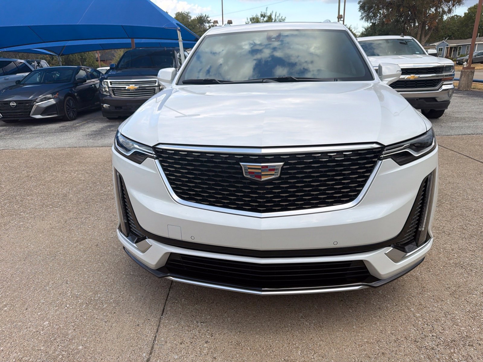 Used 2025 Cadillac XT6 Luxury FWD image 2