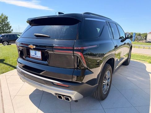 Used 2025 Chevrolet Traverse LT FWD image 10