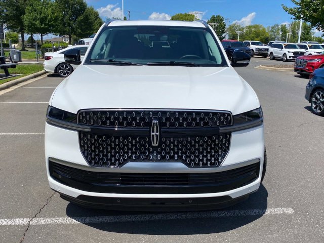 New 2027 Lincoln Navigator Reserve AWD/4WD image 2
