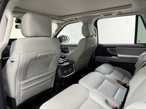 Used 2025 Ford Expedition Max Platinum AWD/4WD image 16