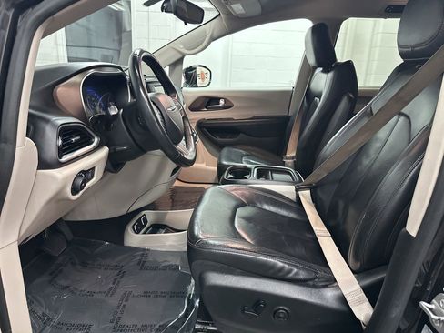 Used 2017 Chrysler Pacifica Touring-L FWD image 18