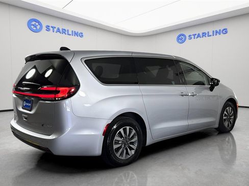 Used 2024 Chrysler Pacifica Select image 9