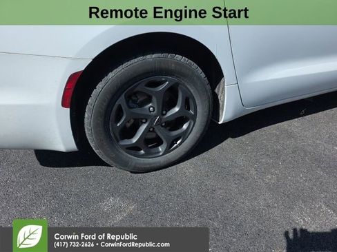 Used 2024 Chrysler Pacifica Select image 7