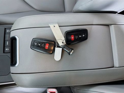 Used 2021 Toyota Highlander XLE FWD image 32
