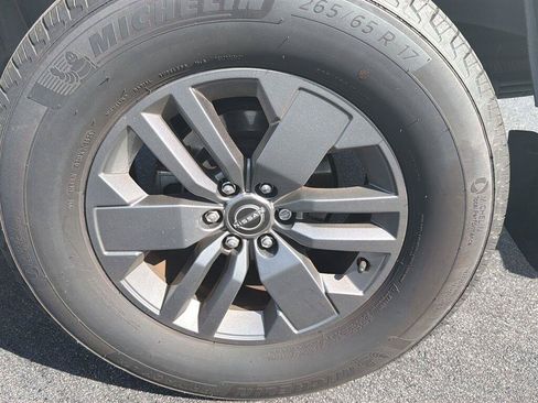 Used 2025 Nissan Frontier SV RWD image 13