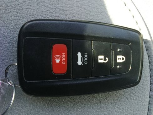 Used 2022 Toyota Camry XLE w/ Navigation Upgrade Package image 14