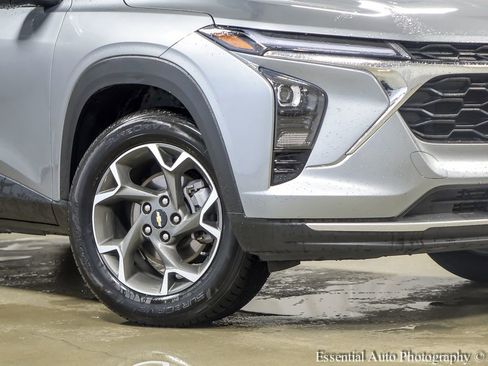 Used 2025 Chevrolet Trax LT FWD image 4