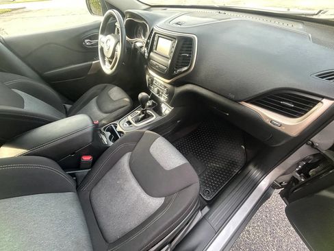 Used 2018 Jeep Cherokee Latitude w/ Cold Weather Group AWD/4WD image 14