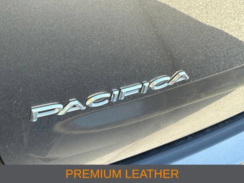 Used 2023 Chrysler Pacifica Touring-L FWD image 7