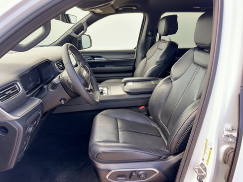 Used 2024 Jeep Wagoneer L Series II w/ Flexible Seating Group RWD image 5