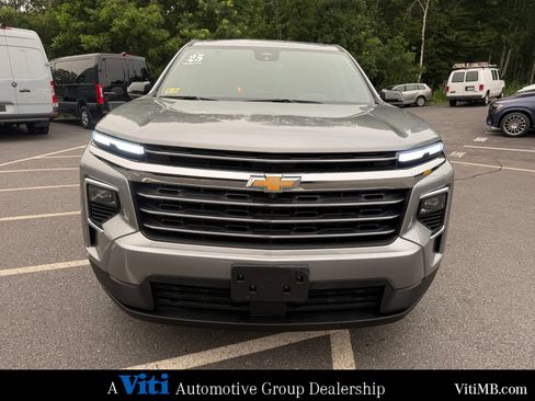Used 2025 Chevrolet Traverse LT w/ Driver Confidence Package AWD/4WD image 3