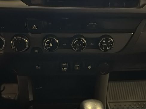 Used 2018 Toyota Tacoma TRD Sport AWD/4WD image 23
