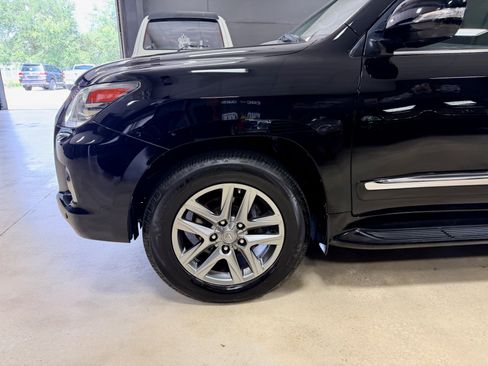 Used 2015 Lexus LX 570 4WD w/ Luxury Package image 17