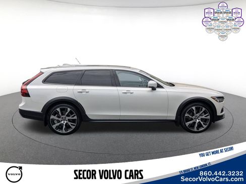 Used 2025 Volvo V90 B6 Cross Country Ultra AWD/4WD image 5