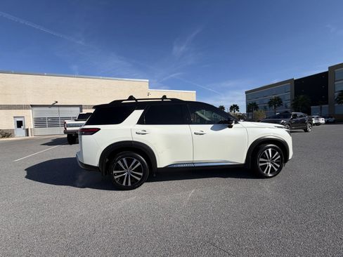 Used 2023 Nissan Pathfinder Platinum image 19