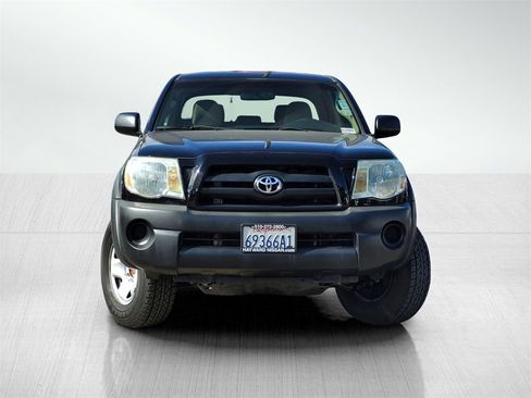 Used 2011 Toyota Tacoma PreRunner image 2