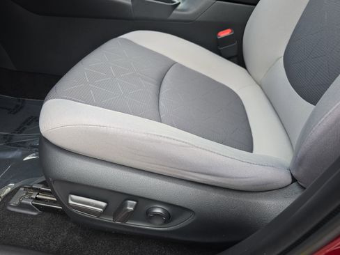Used 2020 Toyota RAV4 XLE w/ Convenience Package FWD image 30