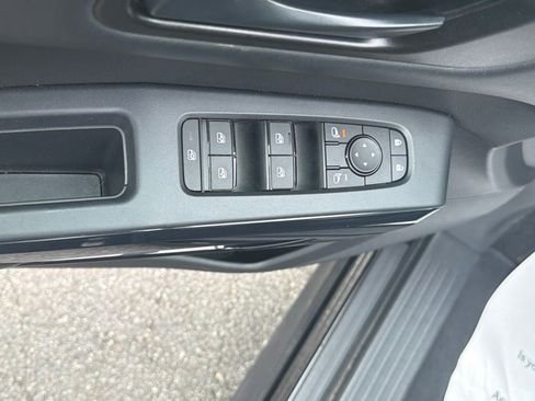 Used 2025 Nissan Pathfinder SV FWD image 38