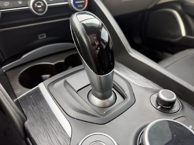 Used 2019 Alfa Romeo Giulia w/ Quick Order Package 22K Sport RWD image 21