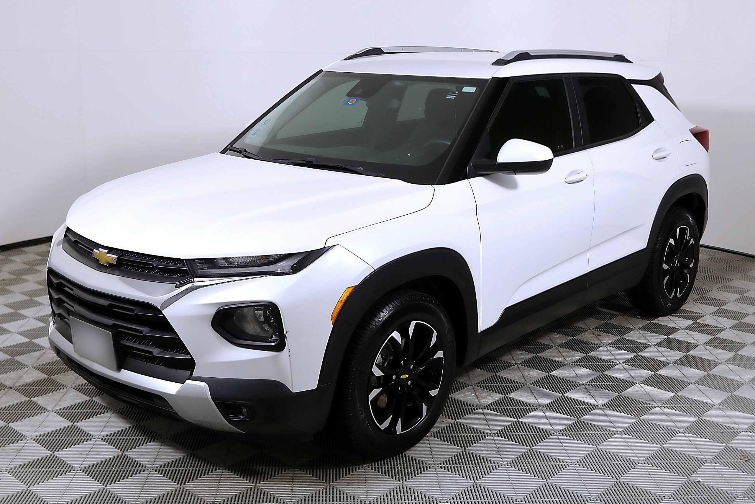 Used 2021 Chevrolet TrailBlazer LT w/ Driver Confidence Package FWD image 3