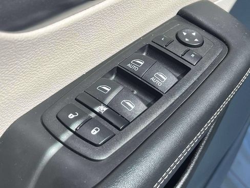 Used 2023 Chrysler Pacifica Touring-L FWD image 19
