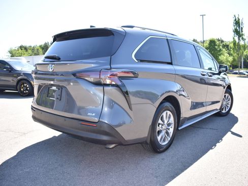 Used 2025 Toyota Sienna XLE FWD image 9