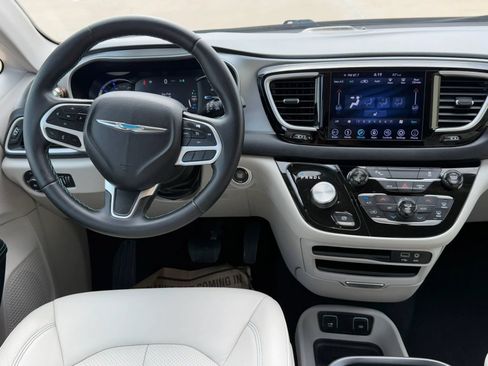 Used 2018 Chrysler Pacifica Touring-L FWD image 11