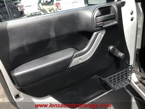 Used 2012 Jeep Wrangler Rubicon w/ Connectivity Group AWD/4WD image 9