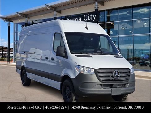 Used 2025 Mercedes-Benz Sprinter 2500 image 2