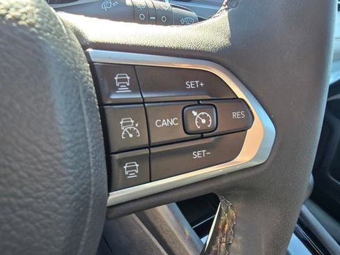 Used 2025 Jeep Compass Limited image 28