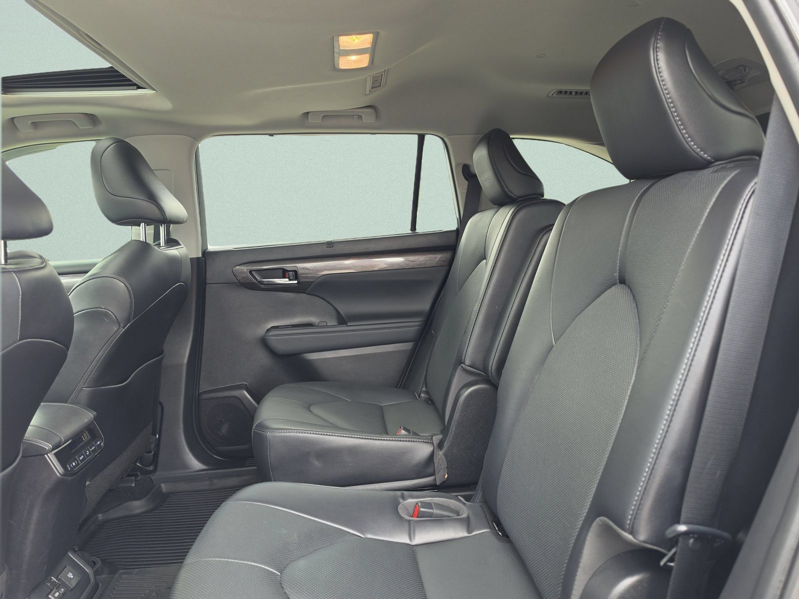 Used 2022 Toyota Highlander Limited FWD image 25