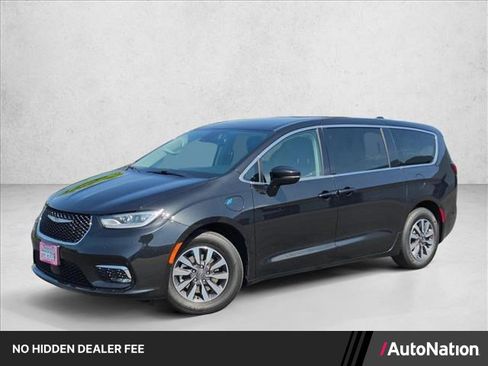 Used 2022 Chrysler Pacifica Touring-L FWD image 1