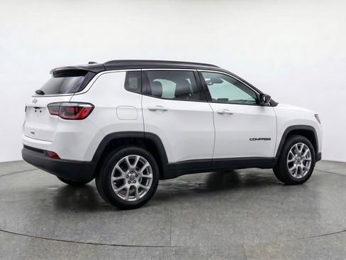 Used 2025 Jeep Compass Limited AWD/4WD image 9