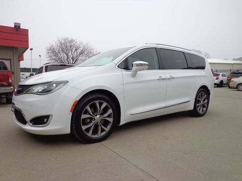Used 2017 Chrysler Pacifica Limited w/ UConnect Theater Package image 1