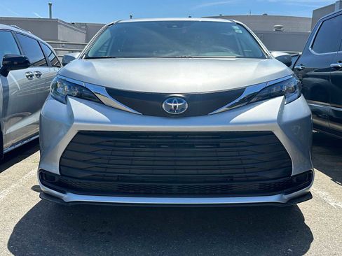 Used 2025 Toyota Sienna LE AWD/4WD image 2